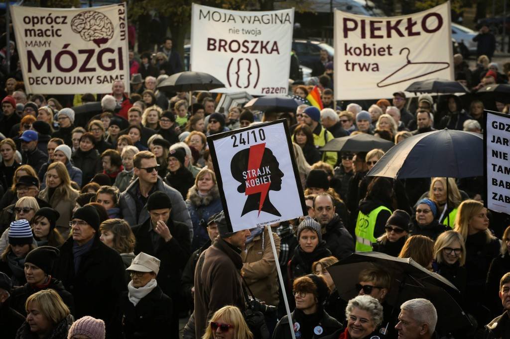 Mulheres protestam na Polônia contra possível restrição do aborto