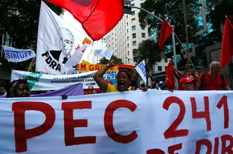 PEC: nos cartazes, os manifestantes ainda exibem mensagens contra os cortes que serão promovidos pela PEC (Ricardo Moraes/Reuters)