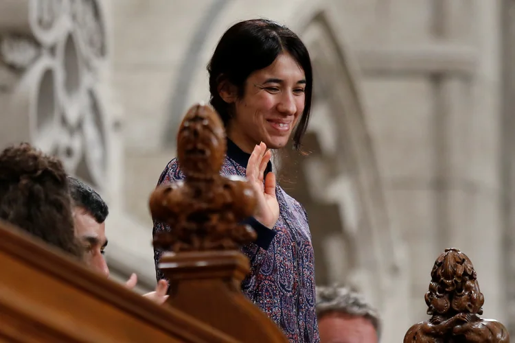 Nadia Murad Basee Taha, ativista yazidi que foi sequestrada pelo Estado Islâmico em 2014, é homenageada em evento em Ottawa, Canadá, no dia 25/10/2016 (Chris Wattie/Reuters)