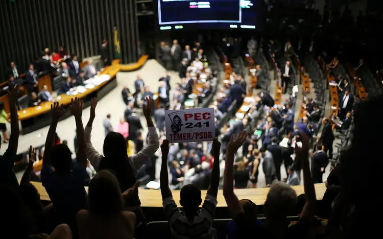 PEC: para que a PEC 241 seja encaminhada para o Senado, os deputados precisam agora votar os destaques ao texto (Adriano Machado/Reuters)