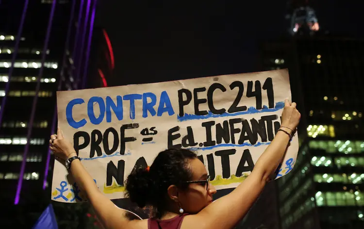 Protestos: "Para a PEC eu digo não, eu quero investimento em saúde e educação", gritavam os manifestantes (Nacho Doce/Reuters)