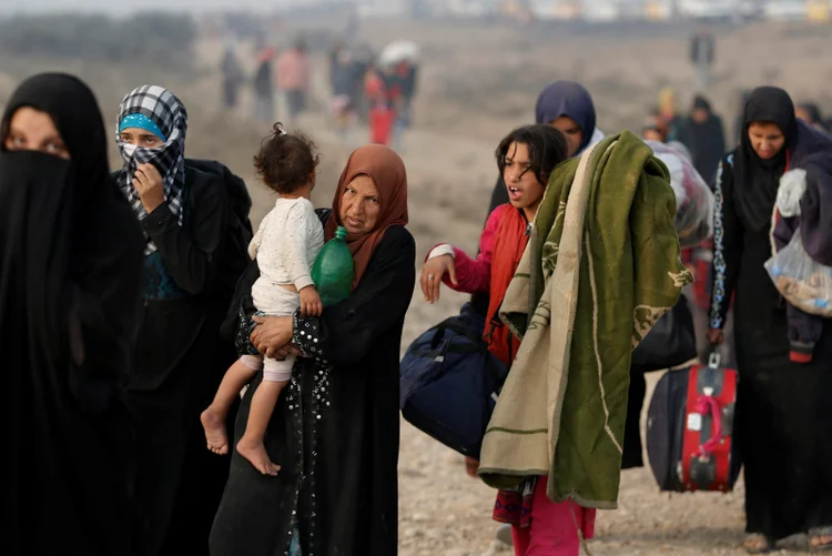 Civis, entre eles mulheres e crianças, em área de Mosul, no Iraque, no dia 26/10/2016  (Goran Tomasevic/Reuters)