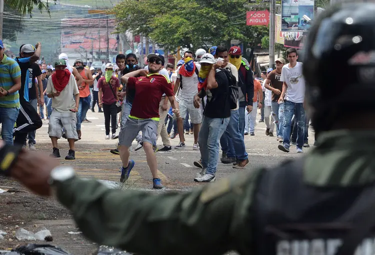 Protestos: "há dois oficiais feridos, um por arma de fogo e outro por objeto contundente" (Carlos Eduardo Ramirez/Reuters)