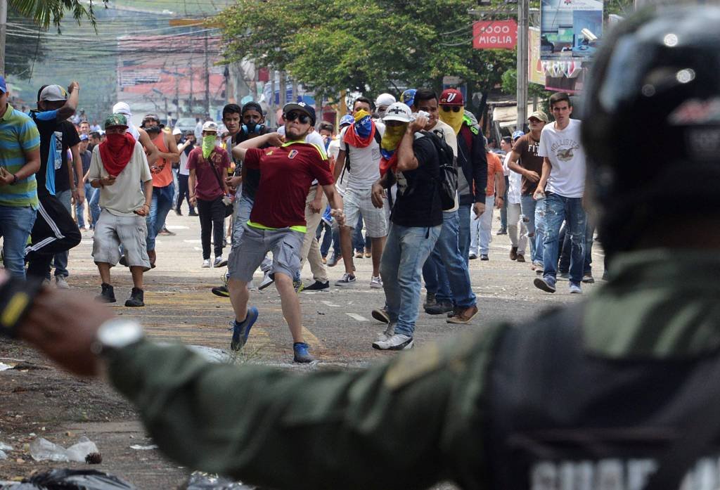 Policial morre durante protestos na Venezuela
