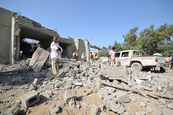 Ataques de coalizão árabe matam 60 em centro de detenção no Iêmen