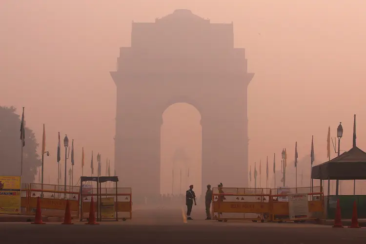 Nova Délhi: uma espessa fumaça impede a visibilidade (Adnan Abidi/Reuters)