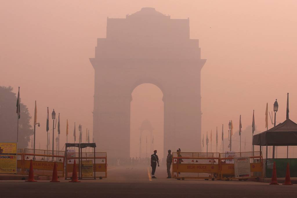 Nova Délhi é envolta em névoa tóxica após festa hindu
