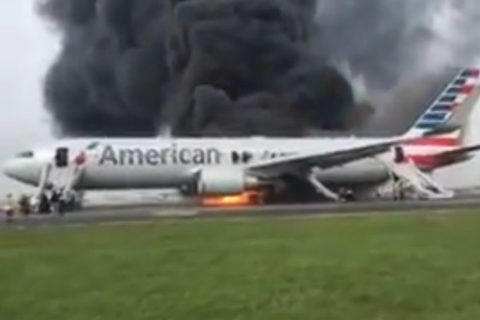 Avião da American Airlines pega fogo durante decolagem em Chicago