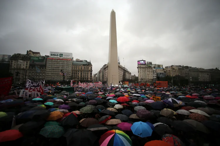 Greve: apesar da chuva e do vento em Buenos Aires, as mulheres foram apoiadas com buzinas e aplausos - estes vindos de edifícios empresariais (Marcos Brindicci/Reuters)