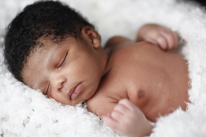 Bebês que dormem no quarto dos pais têm 50% menos chance de morte