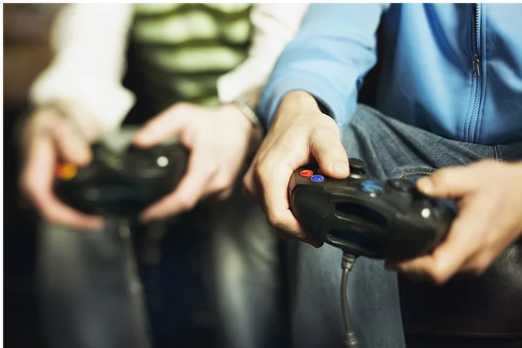 Amigos jogando videogame:  o Brasil é o quarto país em consumidor de jogos (Thinkstock)