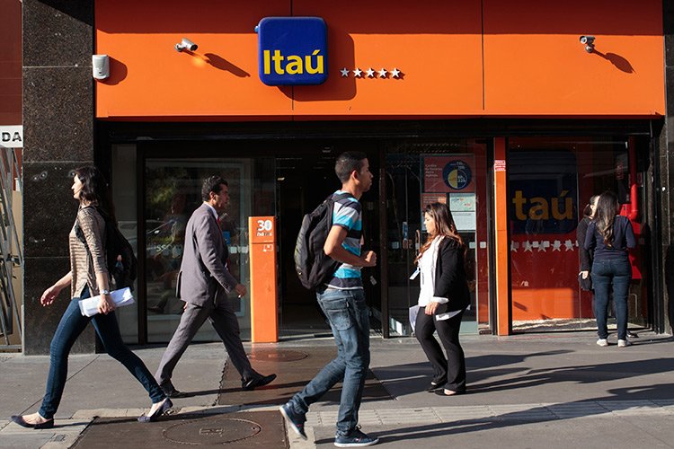 Com lucro bilionário, Itaú dispara e anima ações do setor