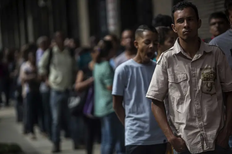 Pessoas procuram emprego em uma feira no Rio de Janeiro: (Dado Galdieri/Bloomberg)