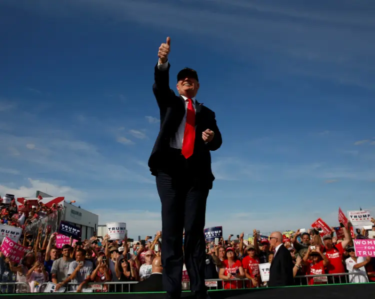 Donald Trump tira foto com eleitores: magnata já disse que pode não respeitar os resultados se não vencer (Jonathan Ernst/Reuters)