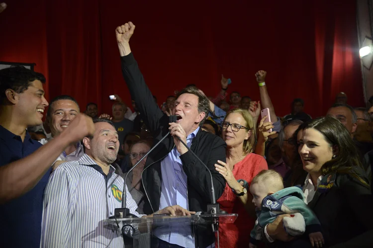 Rio de Janeiro - O senador Marcelo Crivella (PRB) celebra em Bangu ao ser eleito para a prefeitura do Rio de Janeiro com vitória sobre Marcelo Freixo (PSOL), no segundo turno. (Fernando Frazão/Agência Brasil)