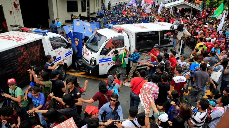 Protesto: o chefe da polícia confirmou que a patrulha atropelou manifestantes, mas insistiu que não foi culpa do motorista (Romeo Ranoco/Reuters)