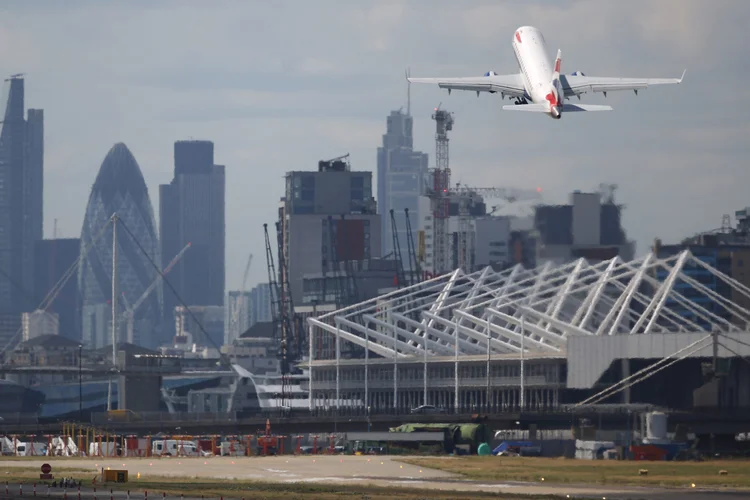 Aeroporto: "Cerca de 500 pessoas, entre passageiros e empregados, foram evacuadas", disse um porta-voz (Peter Macdiarmid/Getty Images)