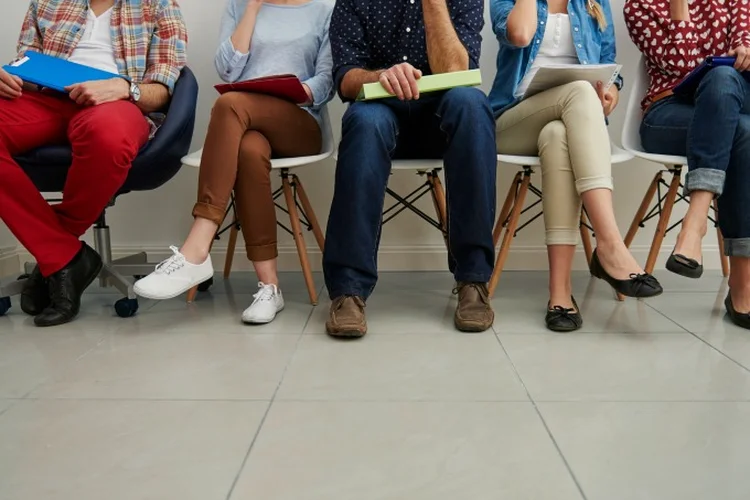 Jovens esperando entrevista de emprego: oportunidades para estágio e trainee (gpointstudio/Thinkstock)