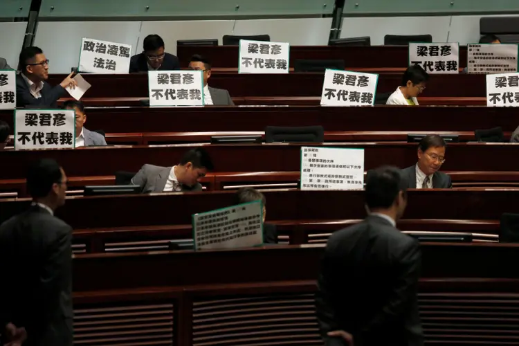 Hong Kong: partidários dos dois deputados invadiram o Parlamento (Bobby Yip/Reuters)