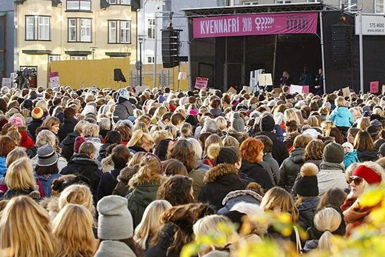 Protesto: quando comparado com o masculino, o salário feminino no país faz com que as mulheres trabalhem de graça a partir das 14h38 (Instagram @rvkgrapevine/Reprodução)