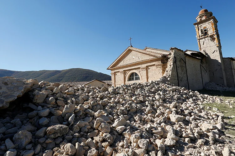 Igreja de Nossa Senhora dos Anjos desabou parcialmente após um terremoto em Norcia neste domingo (Reuters)