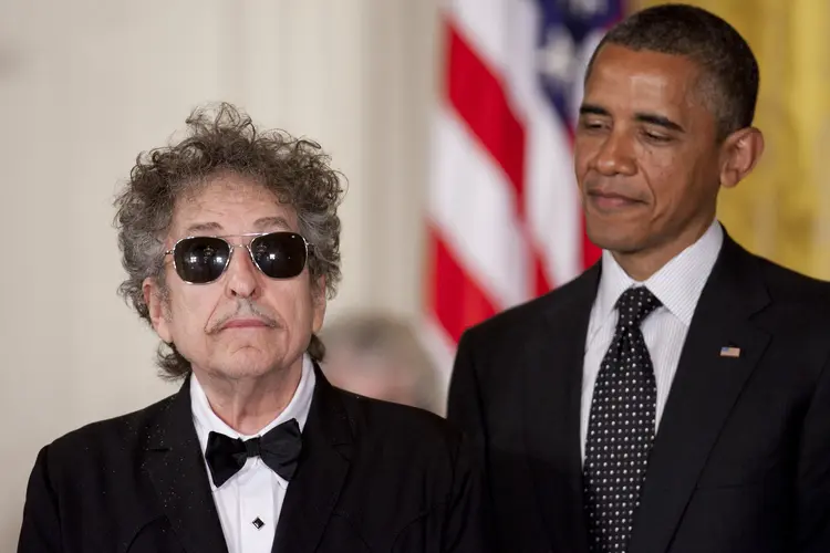 Bob Dylan e Barack Obama em 2012: o cantor já tinha indicado que não comparecerá à entrega do Nobel (Andrew Harrer/Bloomberg)