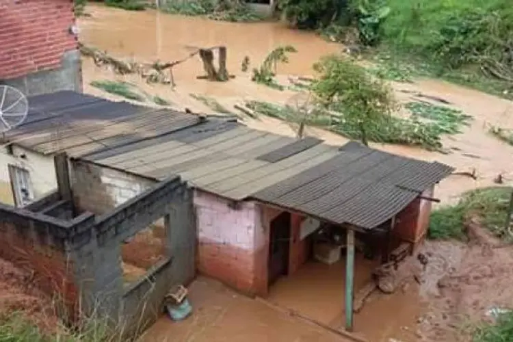 Chuvas: o acumulado de chuvas nas últimas 24 horas foi de 46 milímetros, o que provocou pontos de alagamento em seis bairros e no centro (Prefeitura de Francisco Morato/Divulgação)