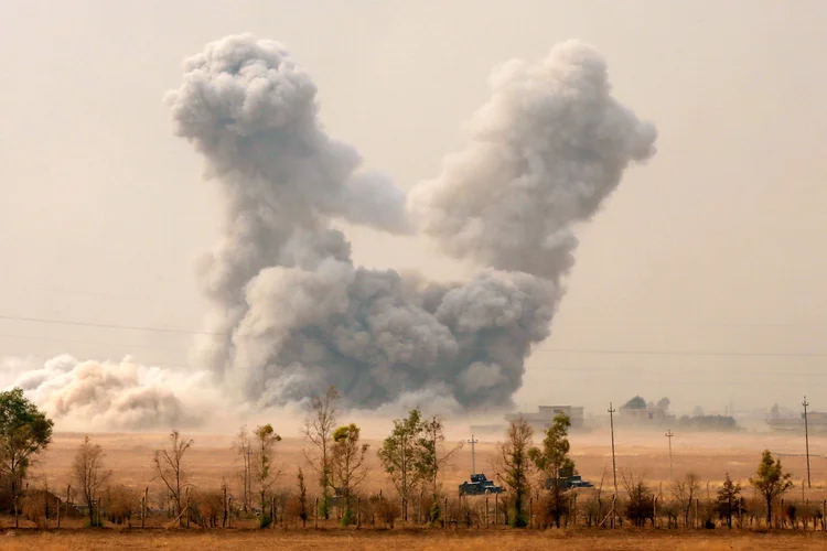 Mosul: entre 600 e 800 pessoas pediram assistência médica devido a esta nuvem tóxica provocada pelo incêndio da usina de enxofre (Ahmed Jadallah/Reuters)