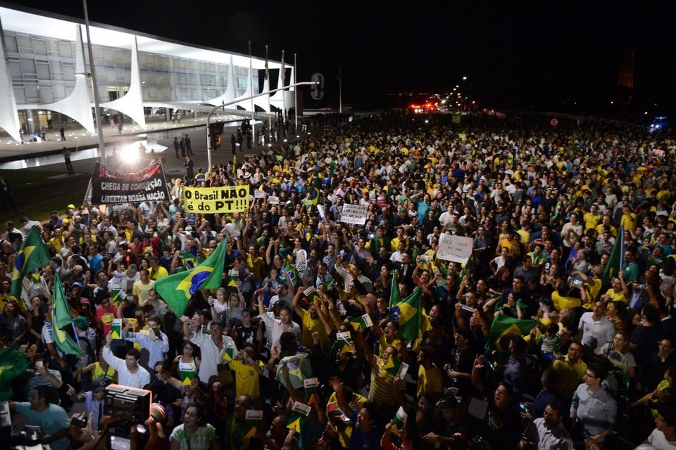 Protestos e panelaços tomam cidades pelo Brasil após grampo