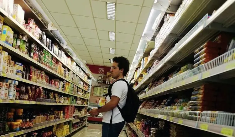 Cliente em supermercado em São Paulo.   10/01/2014    REUTERS/Nacho Doce