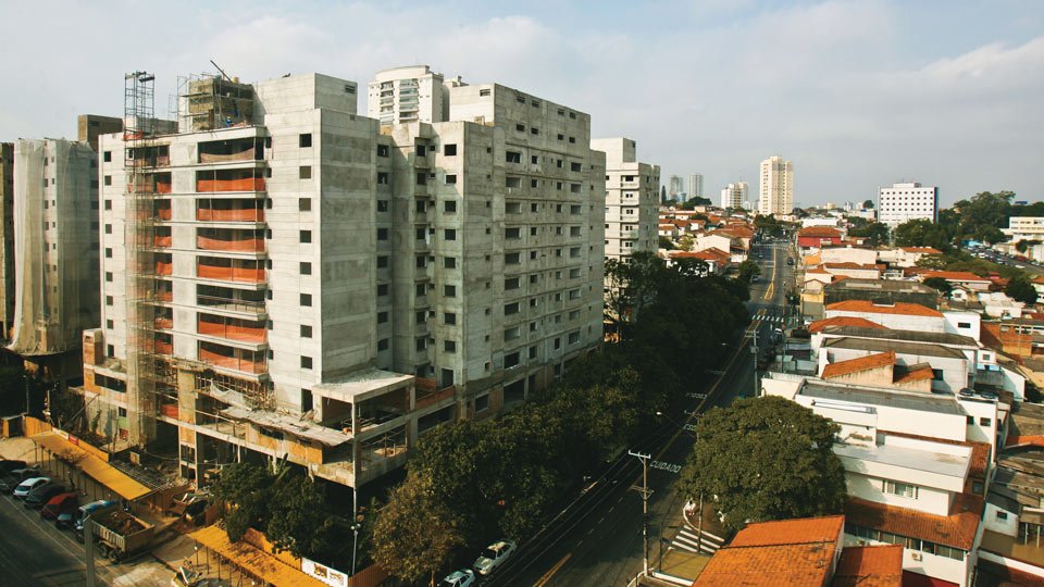 Com dívida bilionária, construtora desaba 20% na Bolsa