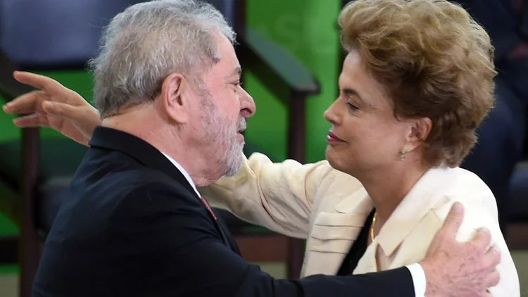 Dilma e Lula: Dilma pediu ainda que o acidente aéreo envolvendo o ministro do Supremo Tribunal Federal Teori Zavascki seja "rigorosamente investigado" (Divulgação/Divulgação)