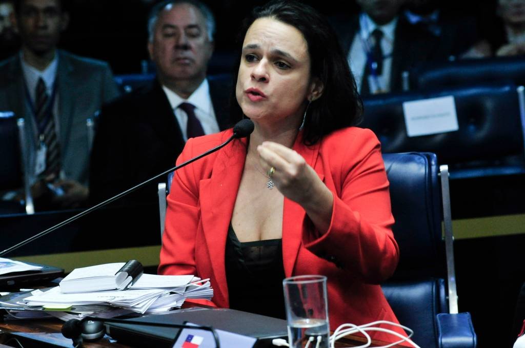 Bolsonaro diz que Janaína Paschoal pode ser sua vice