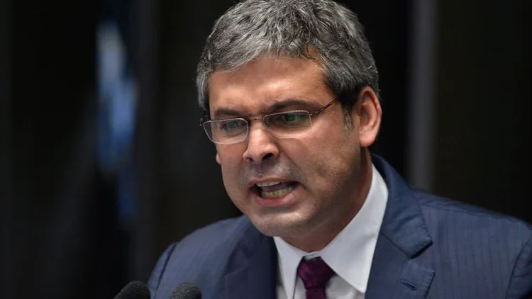 PEC do Teto: para Lindbergh, a proposta de austeridade fiscal nos próximos 20 anos será um "suicídio"