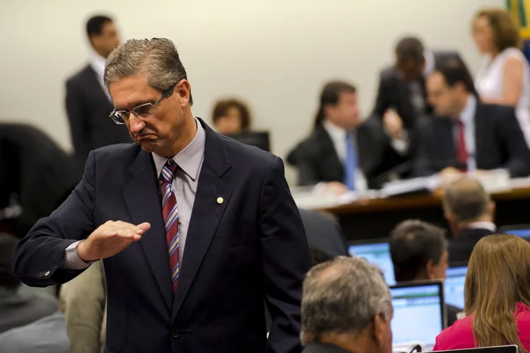 Brasília - O presidente da comissão especial da Câmara que analisa o pedido de impeachment da presidente Dilma, Deputado Rogério Rosso, durante audiência pública para oitiva do  ministro da Fazenda, Nelson Barbosa, e o professor de Direito Tributário da Universidade do Estado do Rio de Janeiro Ricardo Lodi (Marcelo Camargo/Agência Brasil)