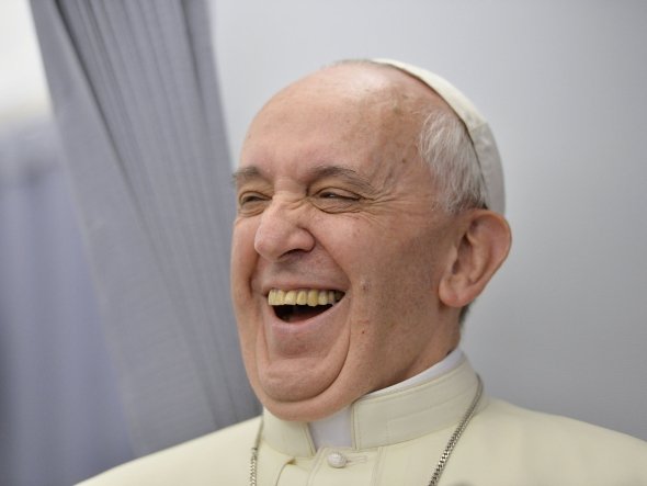 Papa Francisco coloca placa em seu quarto: "Proibido reclamar"