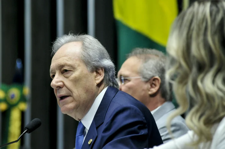 Sessão deliberativa extraordinária destinada a discussão do Parecer nº 726, de 2016, que analisa a procedência ou improcedência da Denúncia nº 1, de 2016, referente ao processo de impeachment da presidente Dilma Rousseff.

À mesa, presidente do Supremo Tribunal Federal, ministro Ricardo Lewandowski.

Foto: Geraldo Magela/Agência Senado (Geraldo Magela/Agência Senado/Agência Senado)