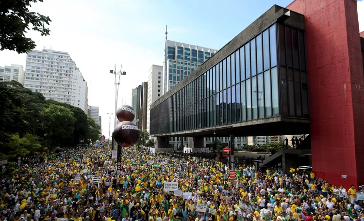 Pessoas protestam a favor do impeachment de Dilma Rousseff na Avenida Paulista, SP, em 13 de dezembro de 2015 (Paulo Whitaker/Reuters)