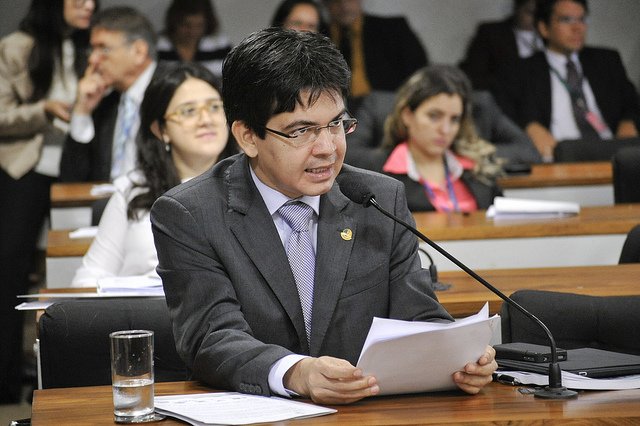 Senador vai entrar com mandado no STF contra terceirização