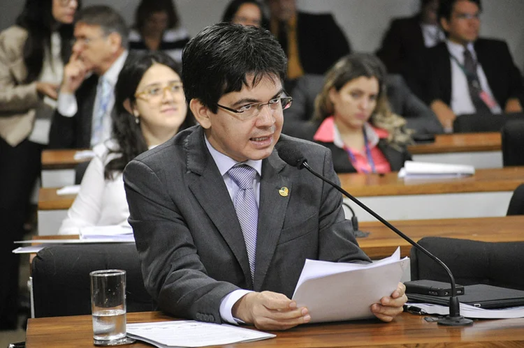Randolfe: o senador é o relator do projeto que também permite a prisão de membros do Congresso Nacional condenados em segunda instância (Agência Senado/Divulgação)