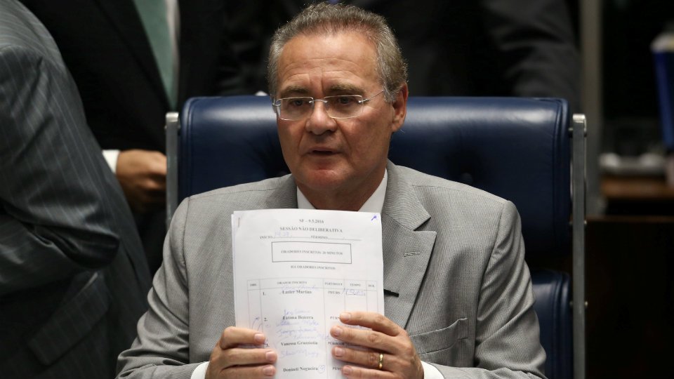 Após decisão de afastamento, Renan reúne-se com senadores