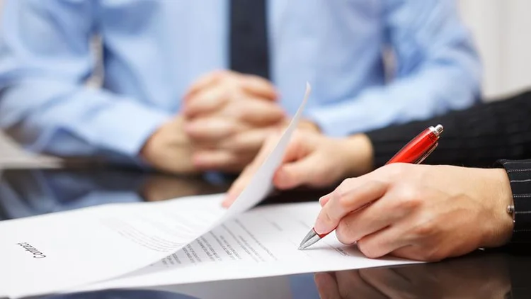 O testamento particular é escrito pelo próprio testador e deve ser assinado por três testemunhas