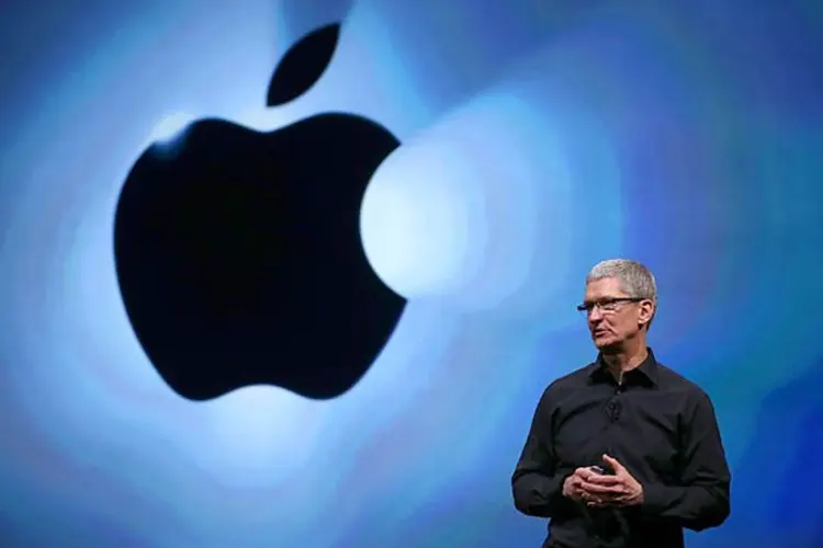 Tim Cook: em breve, CEO da Apple pode estar utilizando um óculos bem mais moderno do que esse (Apple/Reprodução)