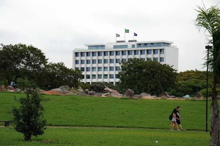 Universidades: a PEC permitiria às universidades cobrarem por cursos de pós-graduação lato sensu (especialização), de extensão e de mestrado profissional foi arquivada (Francisco Emolo/Jornal da USP/Divulgação)