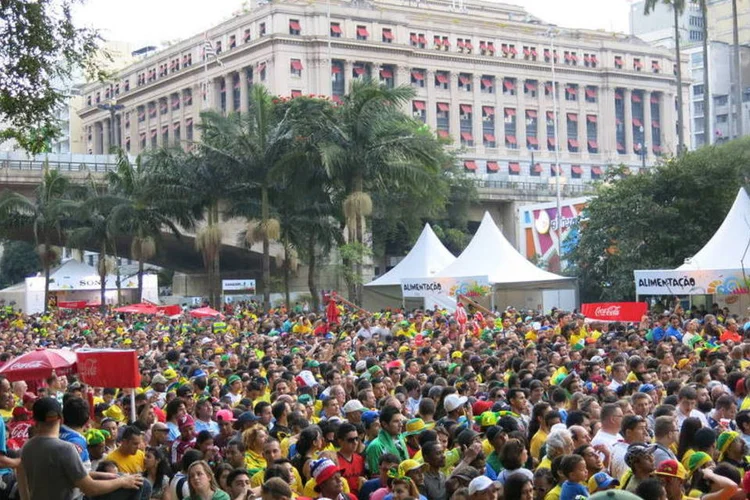 Torcedores lotam Vale do Anhangabaú no jogo de abertura da Copa do Mundo (Marina Pinhoni/EXAME.com)
