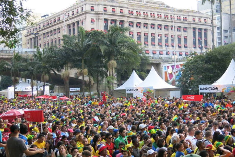 Fan Fest em SP vira torre de Babel de tantos idiomas - veja fotos