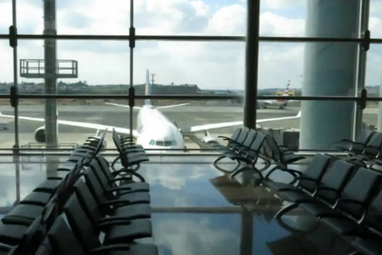 Aeroporto de Guarulhos: turista alemão foi flagrado dando tapas no rosto de mulheres e discutindo com frequentadores (Marina Pinhoni/Site Exame)