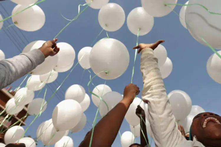 Em Pretória, 95 crianças soltam 95 balões em comemoração antecipada ao aniversário de Mandela, que completa 95 anos em 18 de julho (Chip Somodevilla/Getty Images)