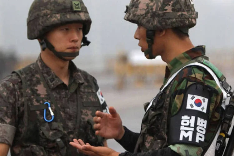 Soldados sul-coreanos guardam fronteira na cidade de Paju, próxima à cidade norte-coreana de Kaesong, onde fica o complexo industrial, em 10 julho de 2013 (Chung Sung-Jun/Getty Images)