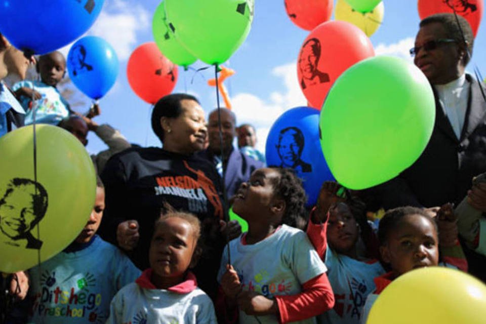 Bolo, bexigas e dança marcam aniversário de Nelson Mandela